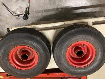 Set brede wielen banden voor machine beschikbaar voor biedingen