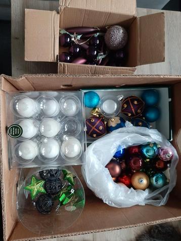 Volledige doos kerstballen beschikbaar voor biedingen