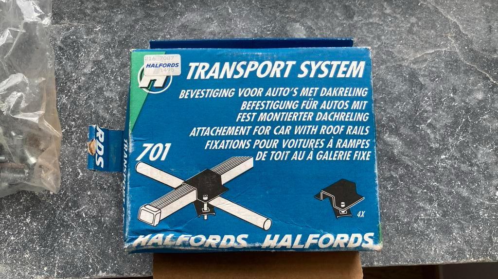 Fixations pour voitures a rampes de toit