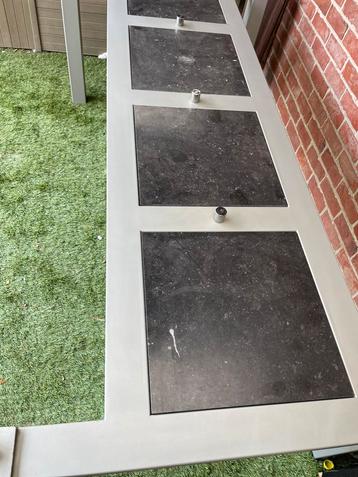 Glazen tafel met 6 stoelen beschikbaar voor biedingen