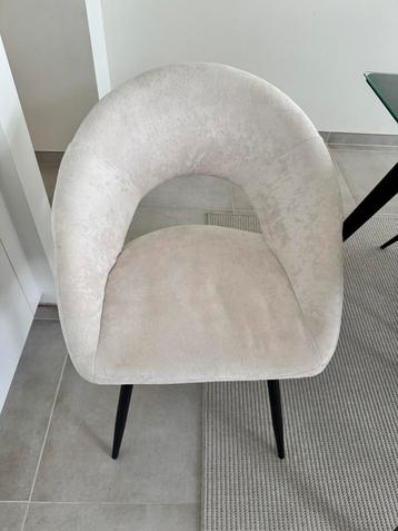 6 chaises daim blanc pieds noirs / 6 witte stoelen suède beschikbaar voor biedingen
