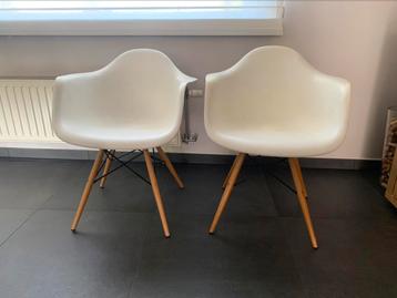 Witte stoelen Eames design beschikbaar voor biedingen