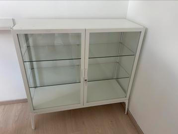 Vitrinekast metaal /glas beschikbaar voor biedingen