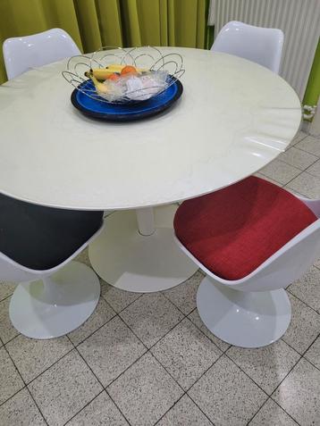 Table Ronde et 4 chaise cousin deux Rouge et deux noir, Quatre personnes, Rond, Comme neuf, 100 à 150 cm