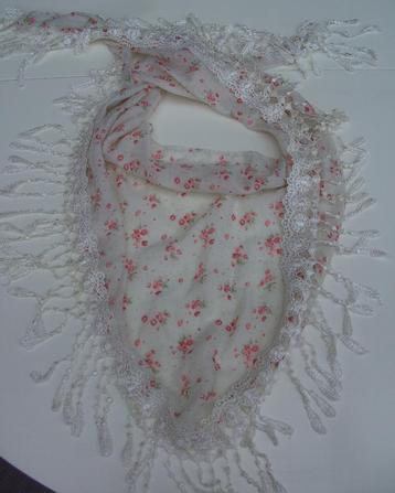 SJAAL GEBROKEN WIT MET KLASSIEKE BLOEMEN DRIEHOEK 140X40 CM  beschikbaar voor biedingen