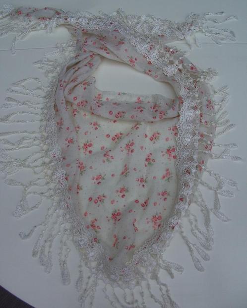 SJAAL GEBROKEN WIT MET KLASSIEKE BLOEMEN DRIEHOEK 140X40 CM, Kleding | Dames, Mutsen, Sjaals en Handschoenen, Nieuw, Sjaal, Ophalen of Verzenden