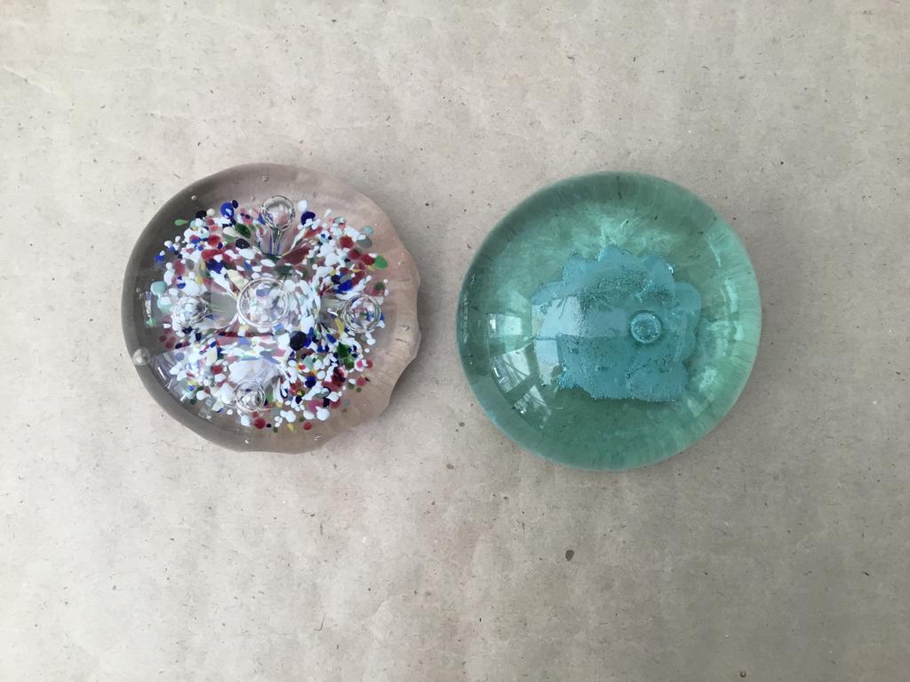 Twee vintage presse-papiers, Antiek en Kunst, Curiosa en Brocante, Ophalen of Verzenden