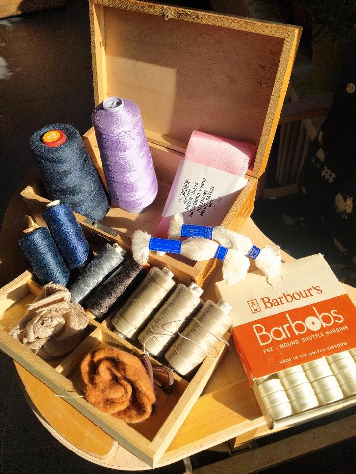 spoeldraad Barbour's Barbobs;naaigaren+houten naaidoos+lap, Hobby en Vrije tijd, Naaien en Fournituren, Gebruikt, Garen of Naald(en)