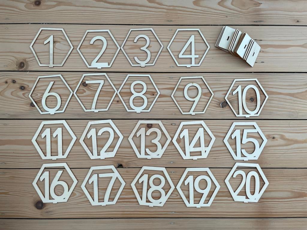 Houten tafelnummers 1-20, Hobby en Vrije tijd, Feestartikelen, Ophalen of Verzenden, Zo goed als nieuw