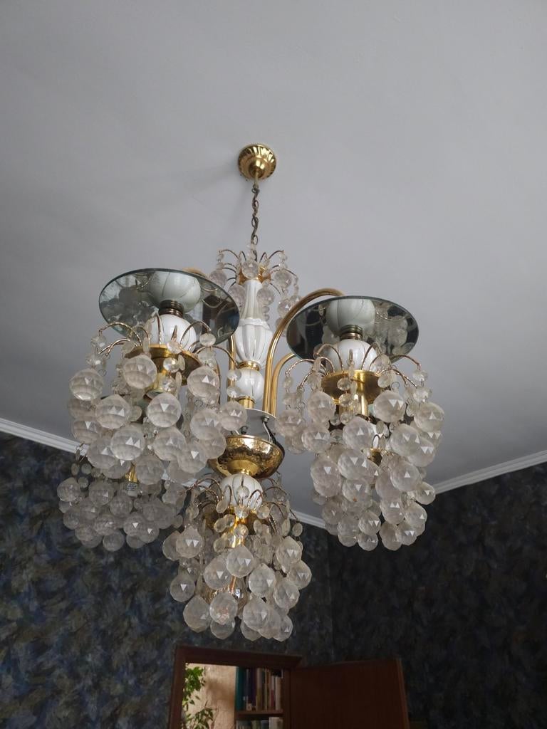 Lustre à boule de cristal, Enlèvement