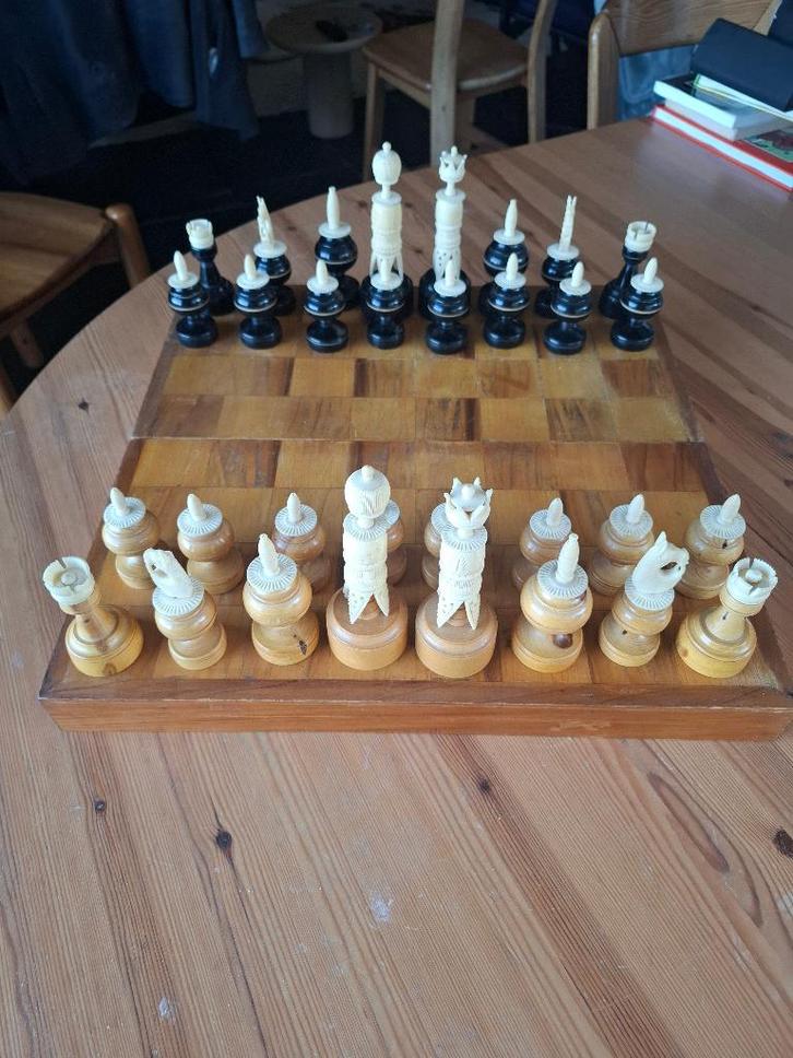 jeu d'échecs mexicain laqué et sculpté en matériaux naturels, Hobby en Vrije tijd, Gezelschapsspellen | Bordspellen, Gebruikt