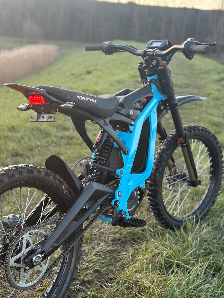 SURRON LIGHT BEE CUSTOM(MET KENTEKEN), Fietsen en Brommers, Brommers | Crossbrommers, Zo goed als nieuw, Ophalen of Verzenden