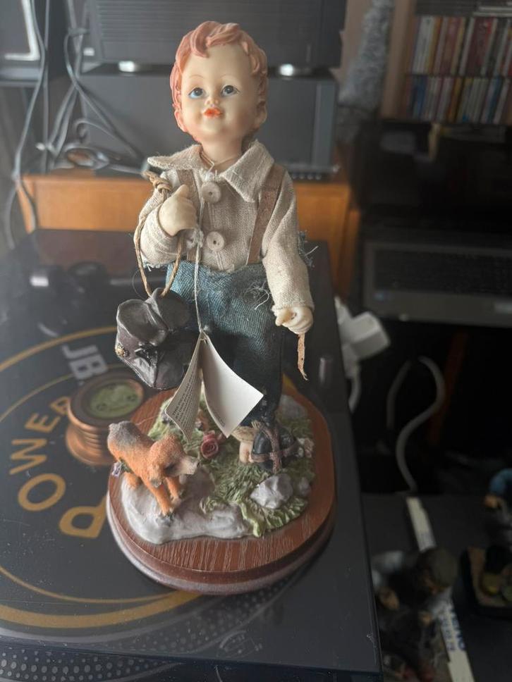 Decoratief beeldje van een jongen, Verzamelen, Beelden en Beeldjes, Gebruikt, Hummel, Ophalen