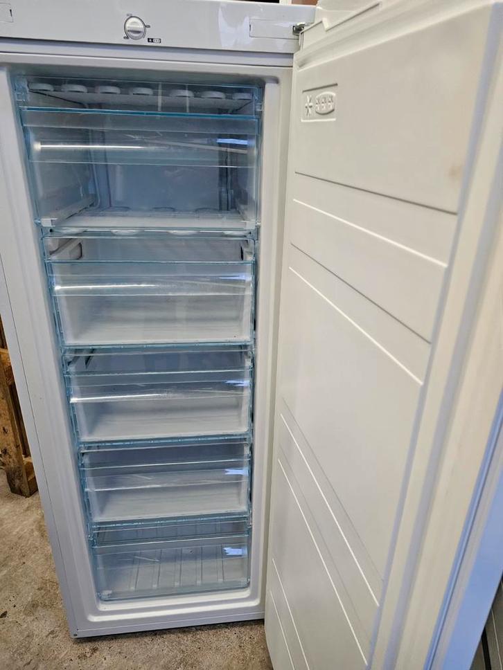 Inuvik (Krefel) diepvrieskast met laden, zo goed als nieuw!, Elektronische apparatuur, Vriezers en Diepvrieskisten, Ophalen