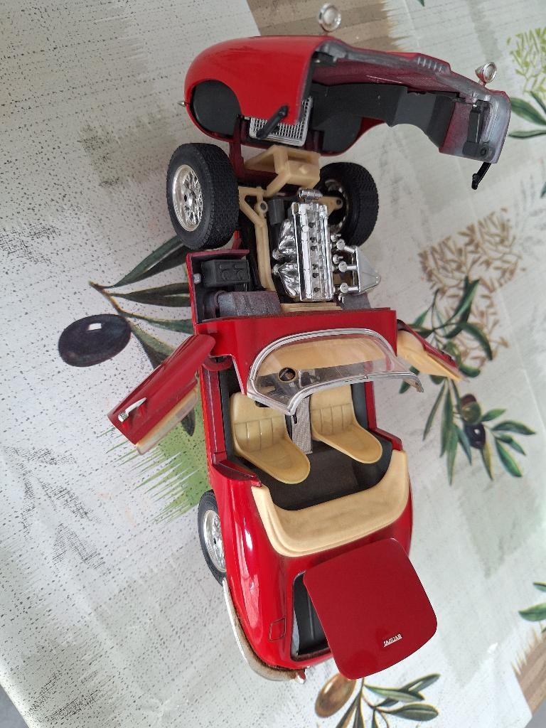 Jaguar E 1961 schaal 1/18, Hobby en Vrije tijd, Ophalen of Verzenden, Zo goed als nieuw, Auto, Burago