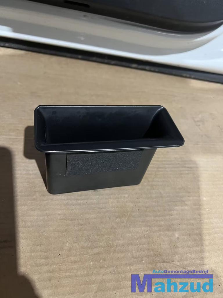 VW GOLF 8 rechts voor asbak opberg vakje handvat 2019+, Gebruikt, Volkswagen, Volkswagen AG, Vw@volkswagen.de
