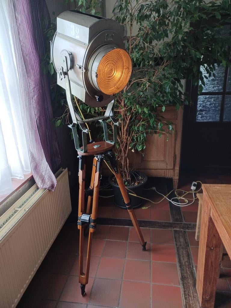 Projecteur théâtre cinéma ADBmonté sur trépied bois vintage, Verre