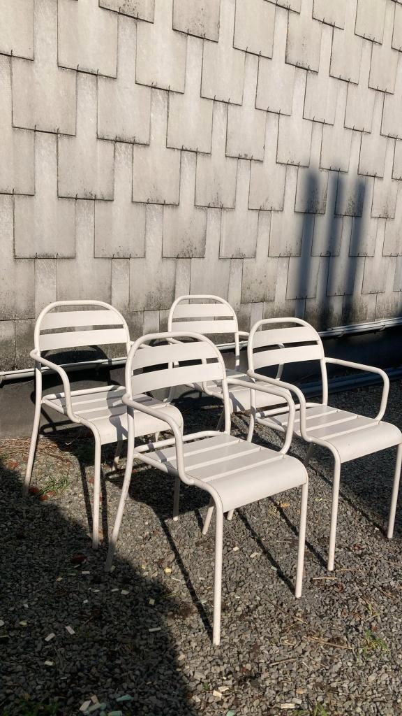 Set van 4 metalen tuinstoelen met armleuningen, Tuin en Terras, Tuinstoelen, Gebruikt, Metaal, Stapelbaar, Ophalen