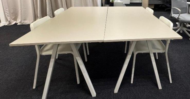 Beige tafel, Ophalen