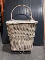 Rieten mand op wieltjes, Ophalen, Zo goed als nieuw, Hout