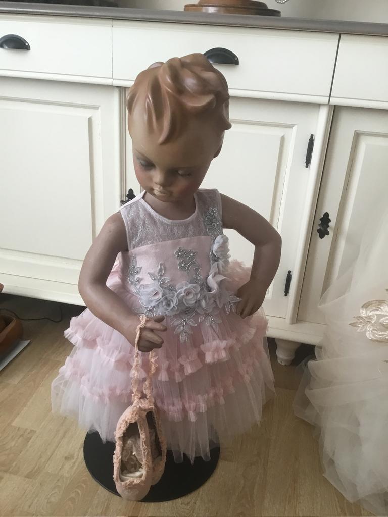 Etalage popje, Ophalen