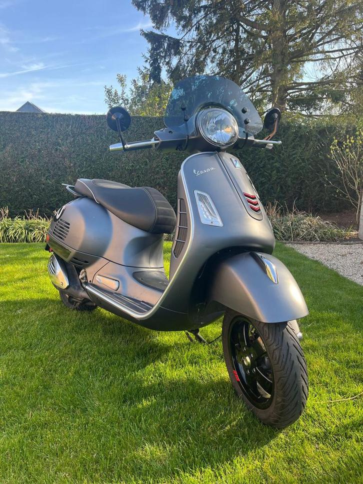 Vespa GTS 300 Super Sport (2017) – Grigio Titanio – 8.440 km, Fietsen en Brommers, Scooters | Vespa, Zo goed als nieuw, Benzine