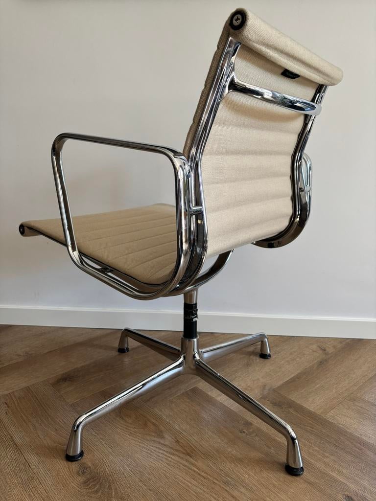 originele Vitra Eames Aluminium Chair EA 108, Maison & Meubles, Enlèvement, Comme neuf