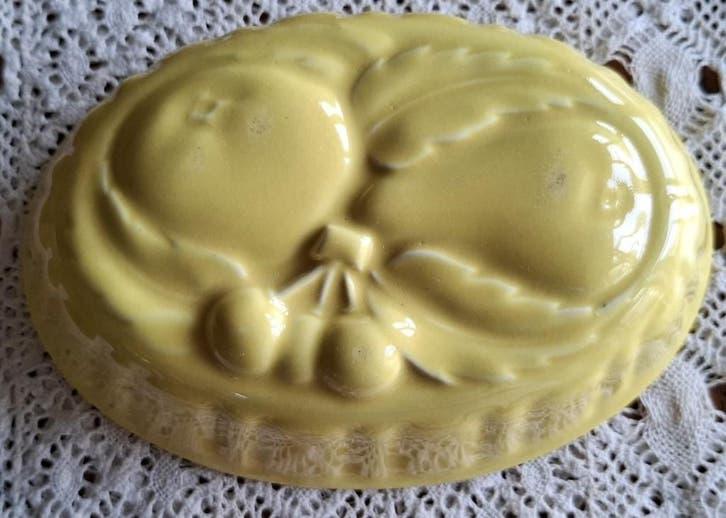 Ovale gele brocante puddingvorm fruit motief, Ophalen of Verzenden