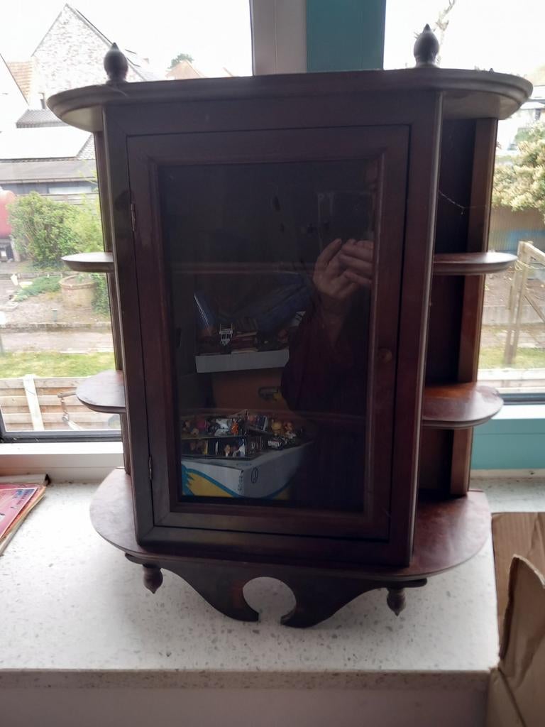 Vitrine kastje, Ophalen