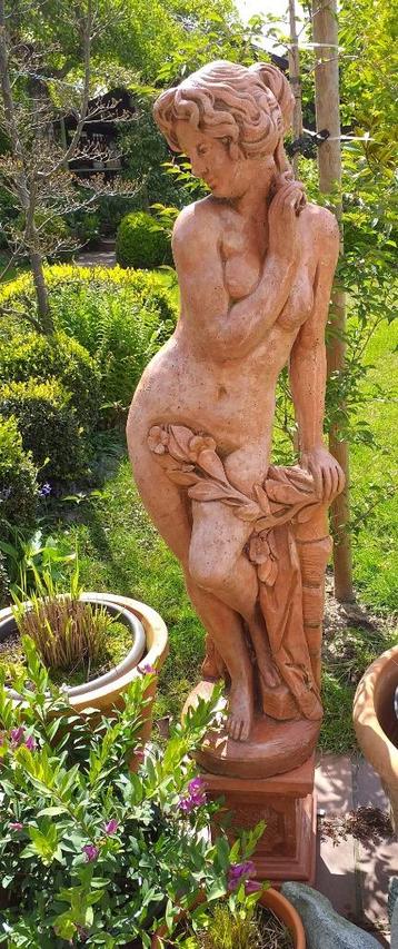tuinbeeld dame op sokkel beschikbaar voor biedingen