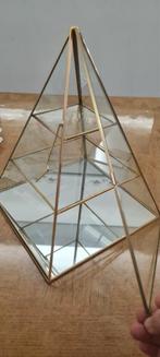 vitrine verre pyramide, Huis en Inrichting, Woonaccessoires | Etagères, Zo goed als nieuw, Ophalen