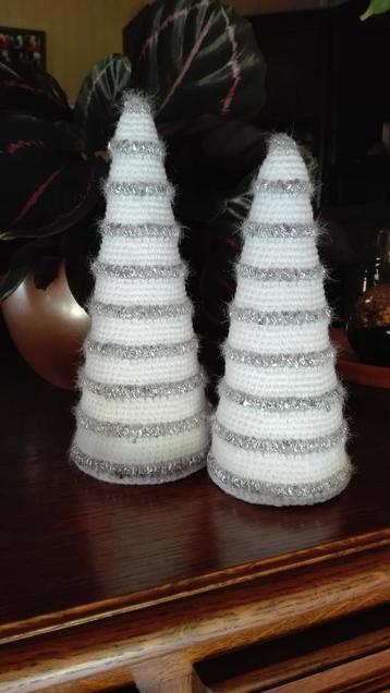 Kerstdecoratie - gehaakte kerstboompjes beschikbaar voor biedingen