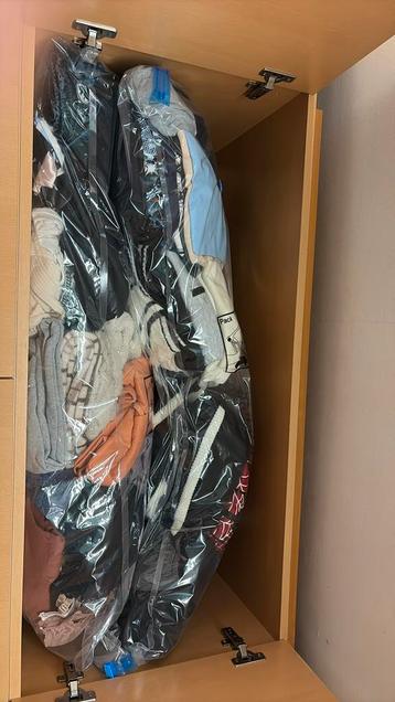 Zakken kleding, Enlèvement