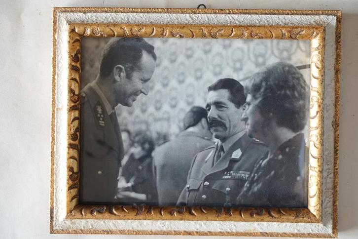 RYL #17 - FOTO KONING BOUDEWIJN IN GESPREK MET RSM 2JP, Verzamelen, Koningshuis en Royalty, Gebruikt, Kaart, Foto of Prent, Ophalen of Verzenden