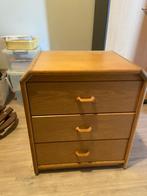 Houten nachtkastje op wielen, Ophalen, 55 tot 70 cm, Zo goed als nieuw, 45 tot 65 cm