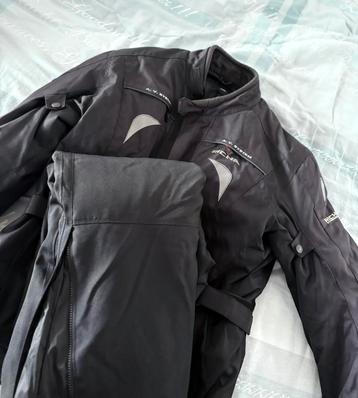 2 motorpakken —> BROEK EN JAS. beschikbaar voor biedingen