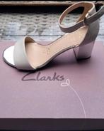 Chaussure semi-ouverte Clarcs, blanche avec talon argenté., Enlèvement, Blanc