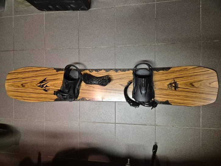 Jones Flagship 164 + Jones Mercury bindingen 2024, Sports & Fitness, Snowboard, Comme neuf, Fixations, Enlèvement
