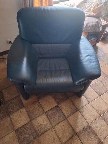 2 zetels met 1 zit en 1 zetel met een 2 zit + poefje beschikbaar voor biedingen