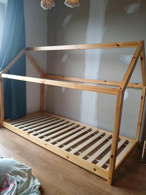Kinderbed: huisje - eenpersoonsbed, Kinderen en Baby's, Kinderkamer | Bedden, Zo goed als nieuw, Lattenbodem, Ophalen