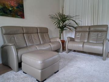 Canapé en cuir.. 3 places 2 places et pouf avec espace de ra, Enlèvement, Comme neuf