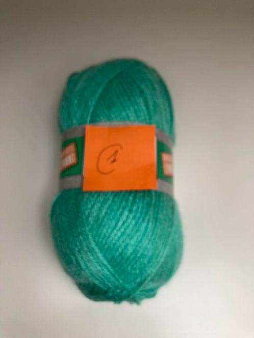 Lot de +/- 100 pelotes de laine de 100 grammes., Hobby & Loisirs créatifs, Tricot & Crochet, Neuf, Tricot
