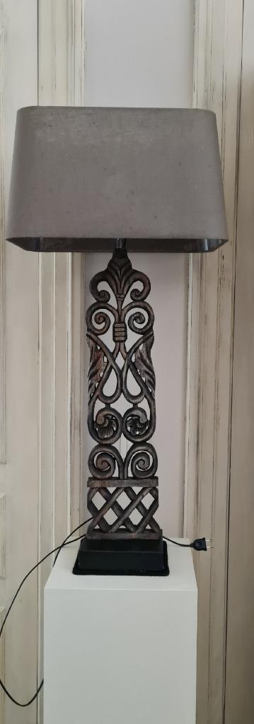 Grote gesculpteerde lampedair op voet met linnen kap, Huis en Inrichting, Lampen | Tafellampen, Nieuw, 75 cm of meer, Hout, Stof