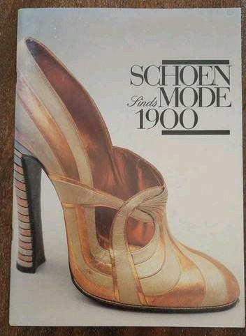 La mode des chaussures depuis 1900, Livres, Catalogues & Dépliants, Comme neuf, Enlèvement ou Envoi