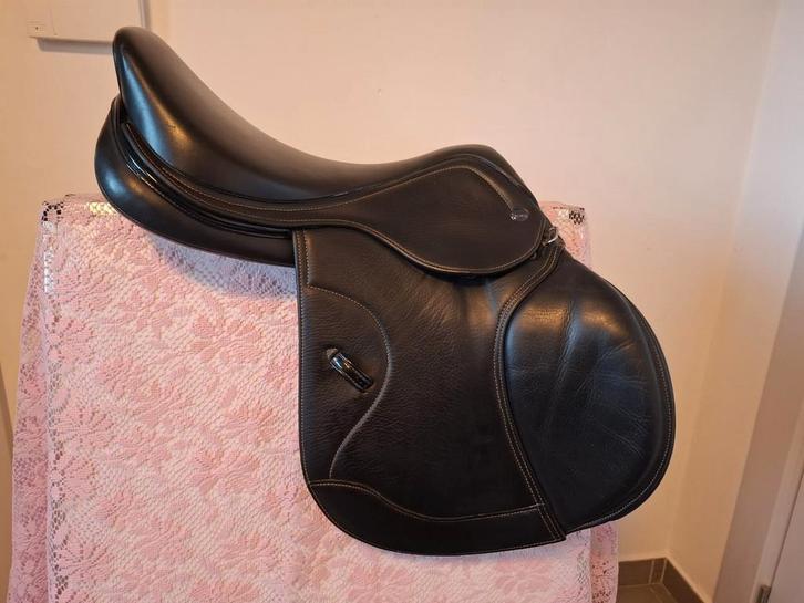 Ikonic Light springzadel 17" 2021, Dieren en Toebehoren, Paarden en Pony's | Zadels, Zo goed als nieuw, Springen, Ophalen