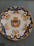 Oud bord porcelein Rouen met wapenschild, Antiek en Kunst, Antiek | Wandborden en Tegels, Ophalen of Verzenden