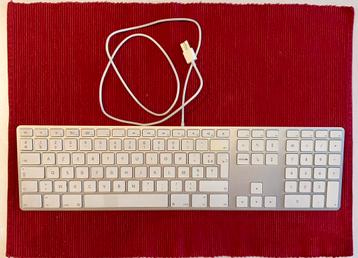 Apple-toetsenbord AZERTY met twee USB-ingangen beschikbaar voor biedingen