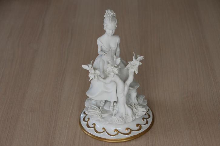 Capodimonte meisje met vogels, Collections, Statues & Figurines, Comme neuf, Enlèvement ou Envoi