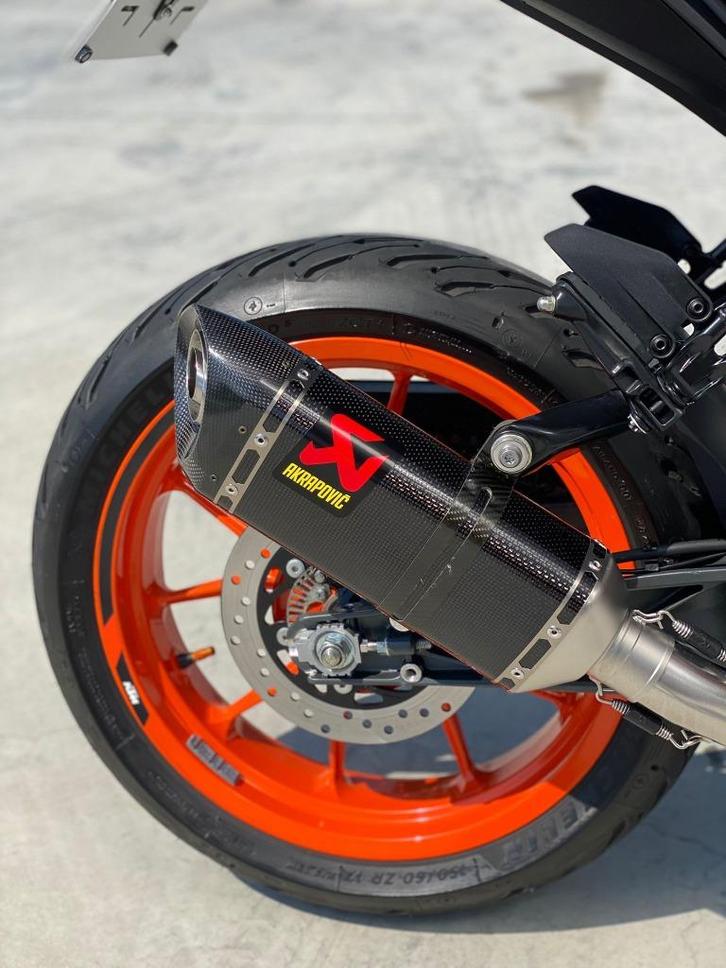 Akrapovic uitlaat carbon KTM duke 125, 390 en RC 125, 390, Motoren, Onderdelen | Overige, Nieuw, Ophalen