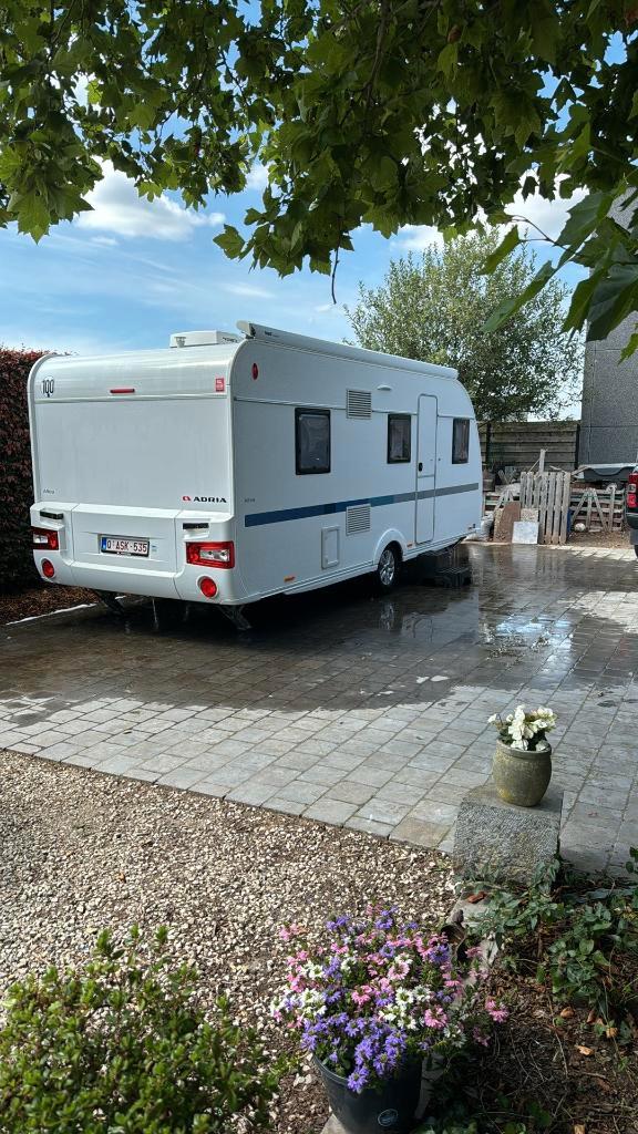 Caravan Adria Altea 552pk, Caravanes & Camping, Caravanes, Particulier, jusqu'à 6, 1250 - 1500 kg, Siège standard, Adria, Lit transversal
